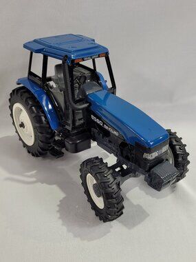 ERTL New Holland 8560 Diecast 12" Tractor 1/16 Scale Farm Implement